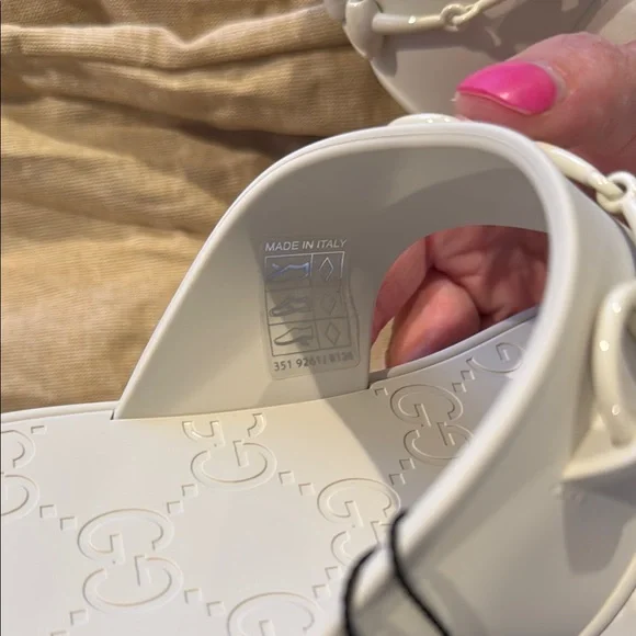 Gucci Cream Slide Sandals with Embossed Logo - Picture 5 of 5